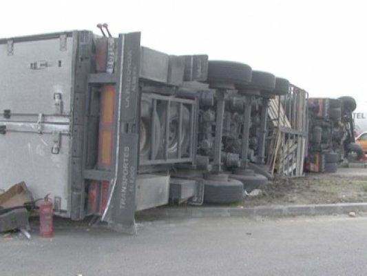 Un TIR încărcat cu cherestea s-a răsturnat pe DN 2A